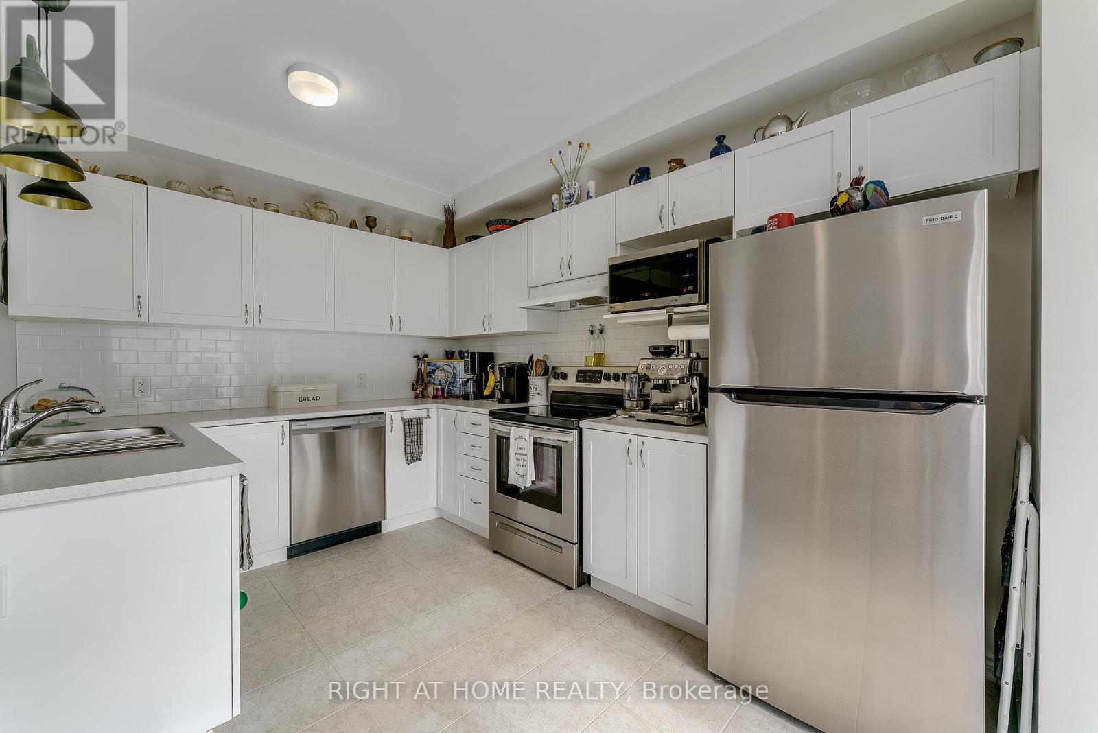 715 Derreen Avenue, Ottawa, Ontario  K2S 2Y9 - Photo 13 - X12418039
