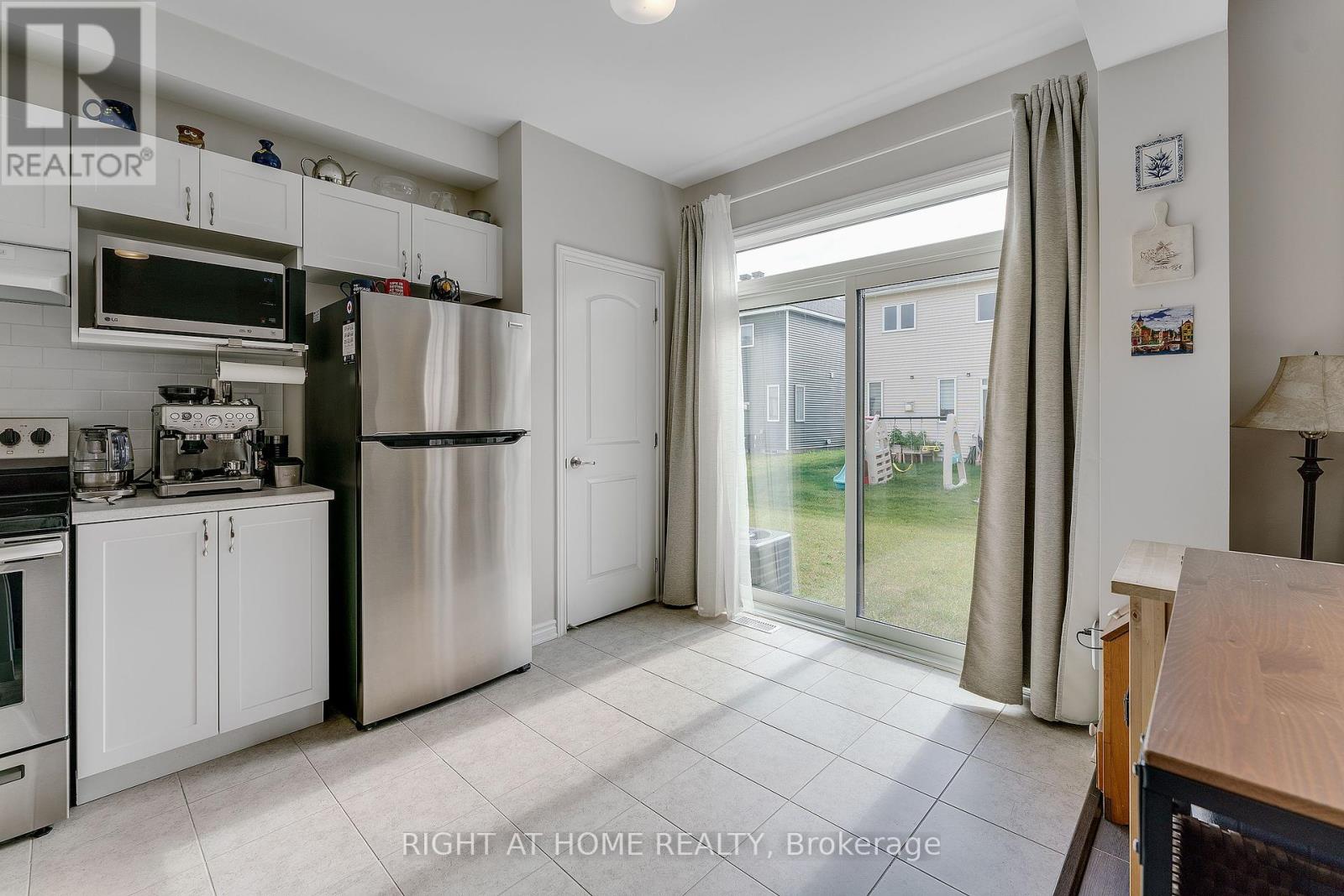 715 Derreen Avenue, Ottawa, Ontario  K2S 2Y9 - Photo 14 - X12418039