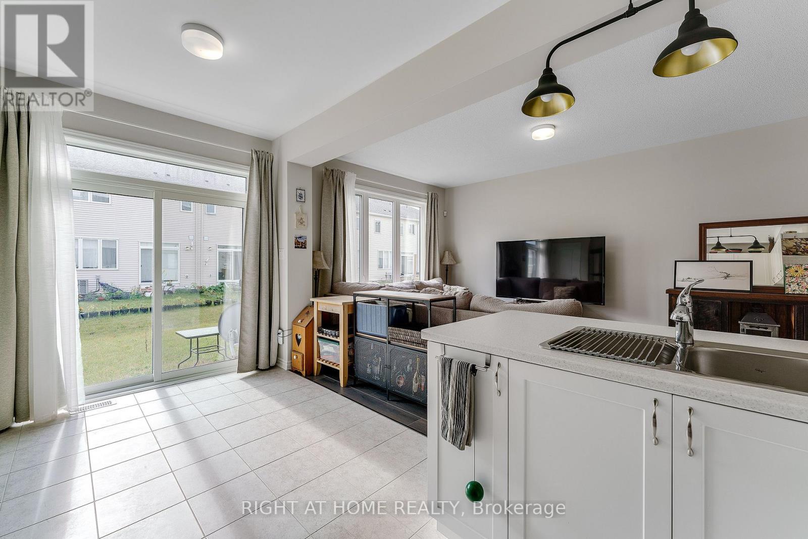 715 Derreen Avenue, Ottawa, Ontario  K2S 2Y9 - Photo 15 - X12418039