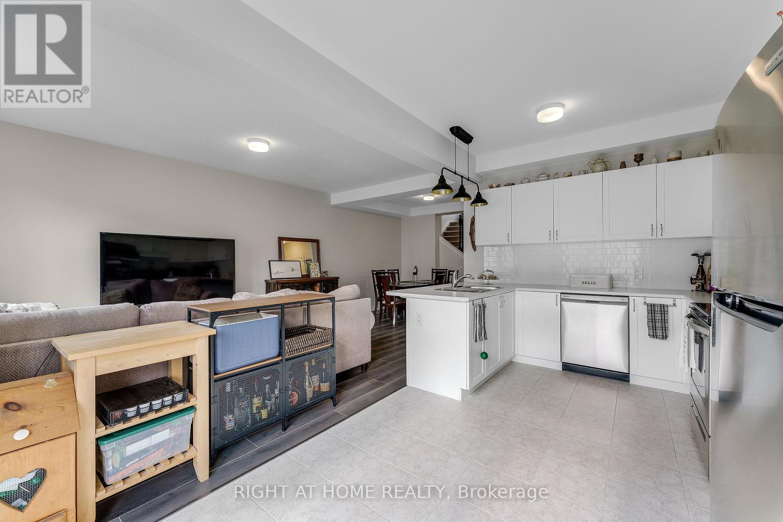 715 Derreen Avenue, Ottawa, Ontario  K2S 2Y9 - Photo 16 - X12418039