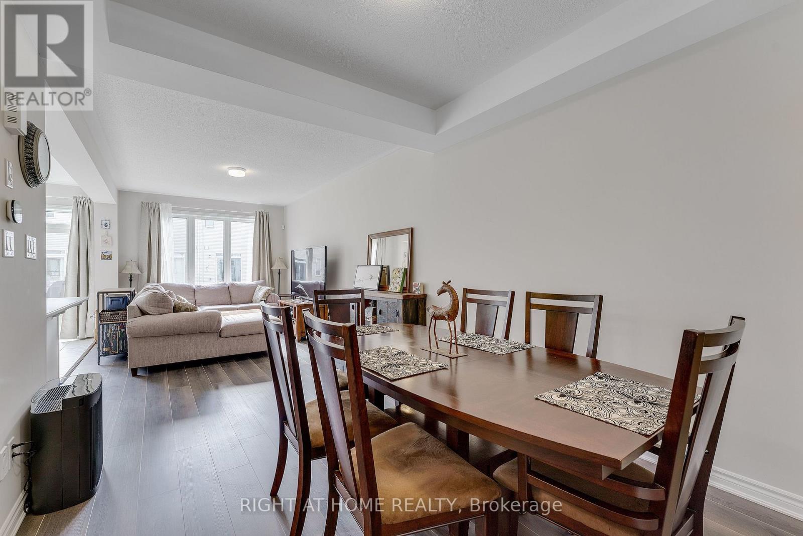 715 Derreen Avenue, Ottawa, Ontario  K2S 2Y9 - Photo 8 - X12418039