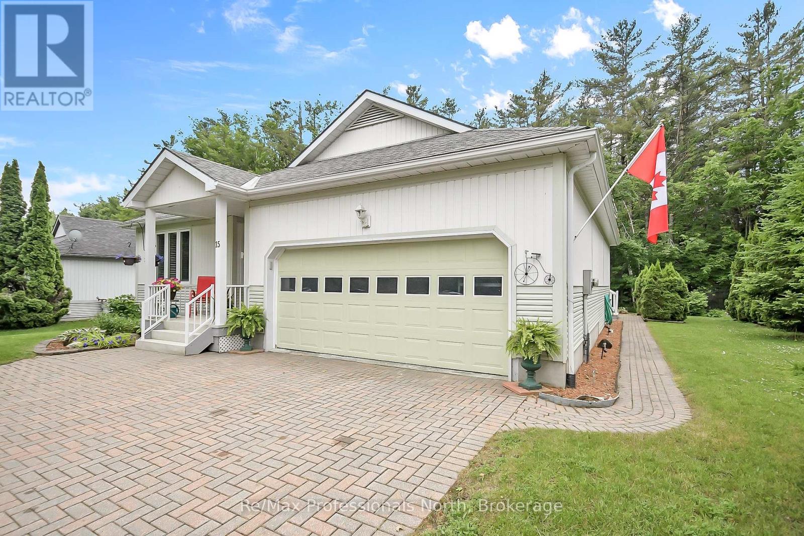 15 Pineridge Gate, Gravenhurst, Ontario  P1P 1Y4 - Photo 3 - X12418060