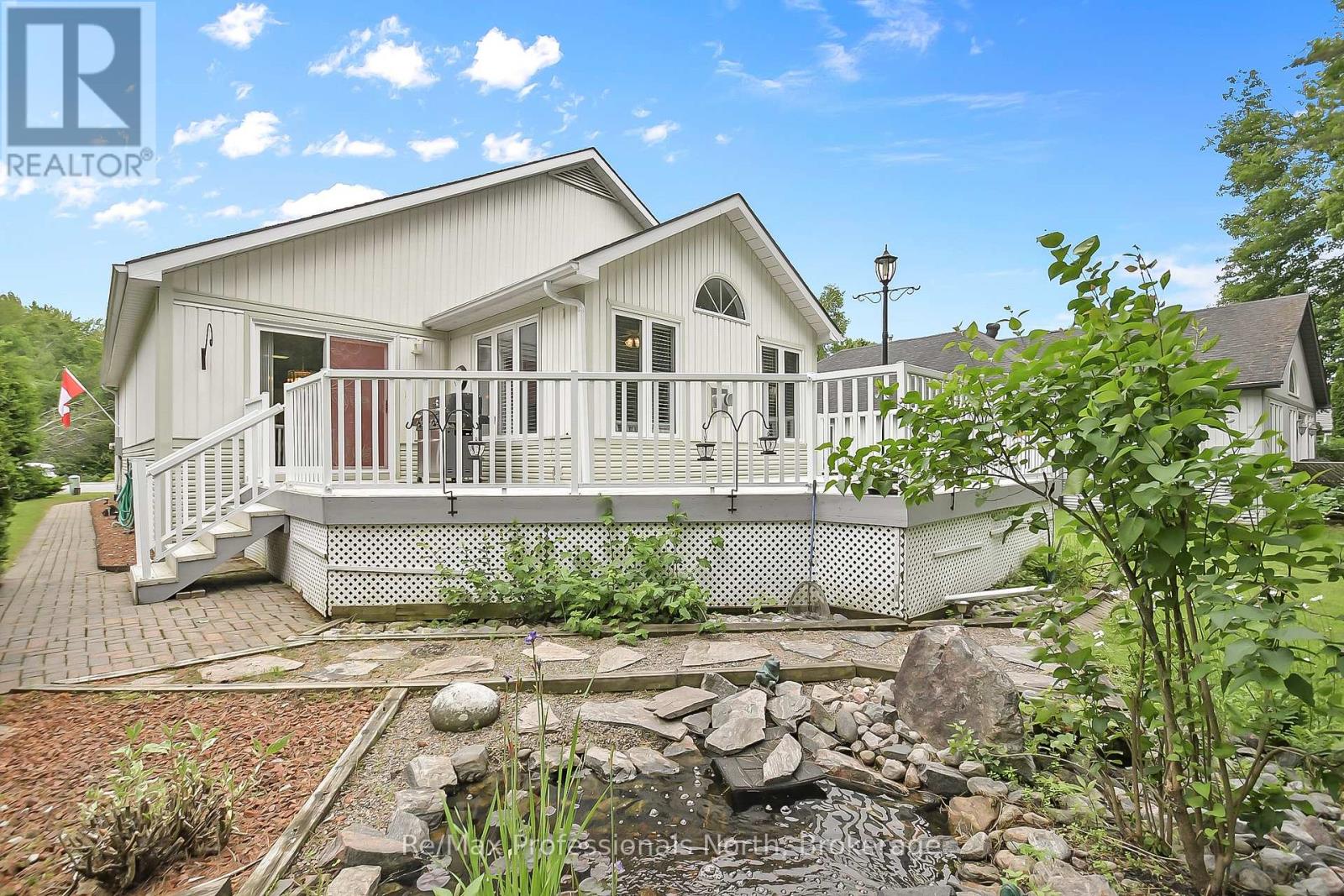 15 Pineridge Gate, Gravenhurst, Ontario  P1P 1Y4 - Photo 4 - X12418060