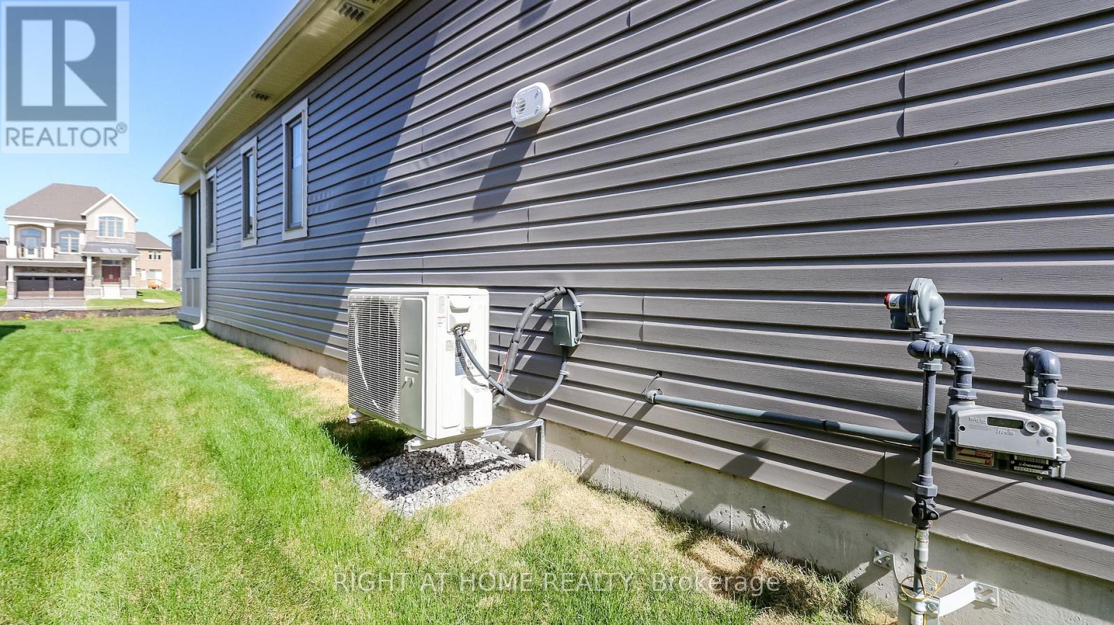 708 Sargeant Place N, Innisfil, Ontario  L9S 0S9 - Photo 7 - N12418007