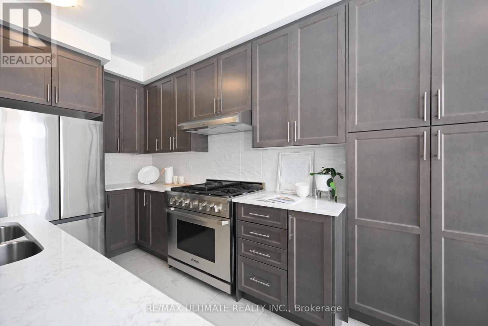 18 Thresher Street, Brampton, Ontario  L6Z 3N1 - Photo 11 - W12418008