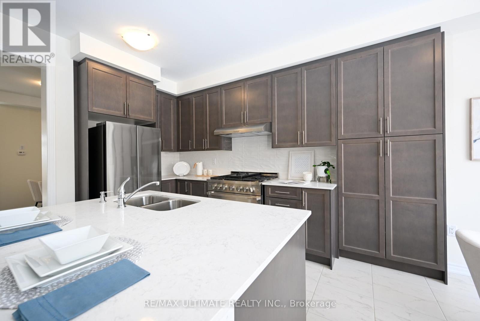 18 Thresher Street, Brampton, Ontario  L6Z 3N1 - Photo 7 - W12418008