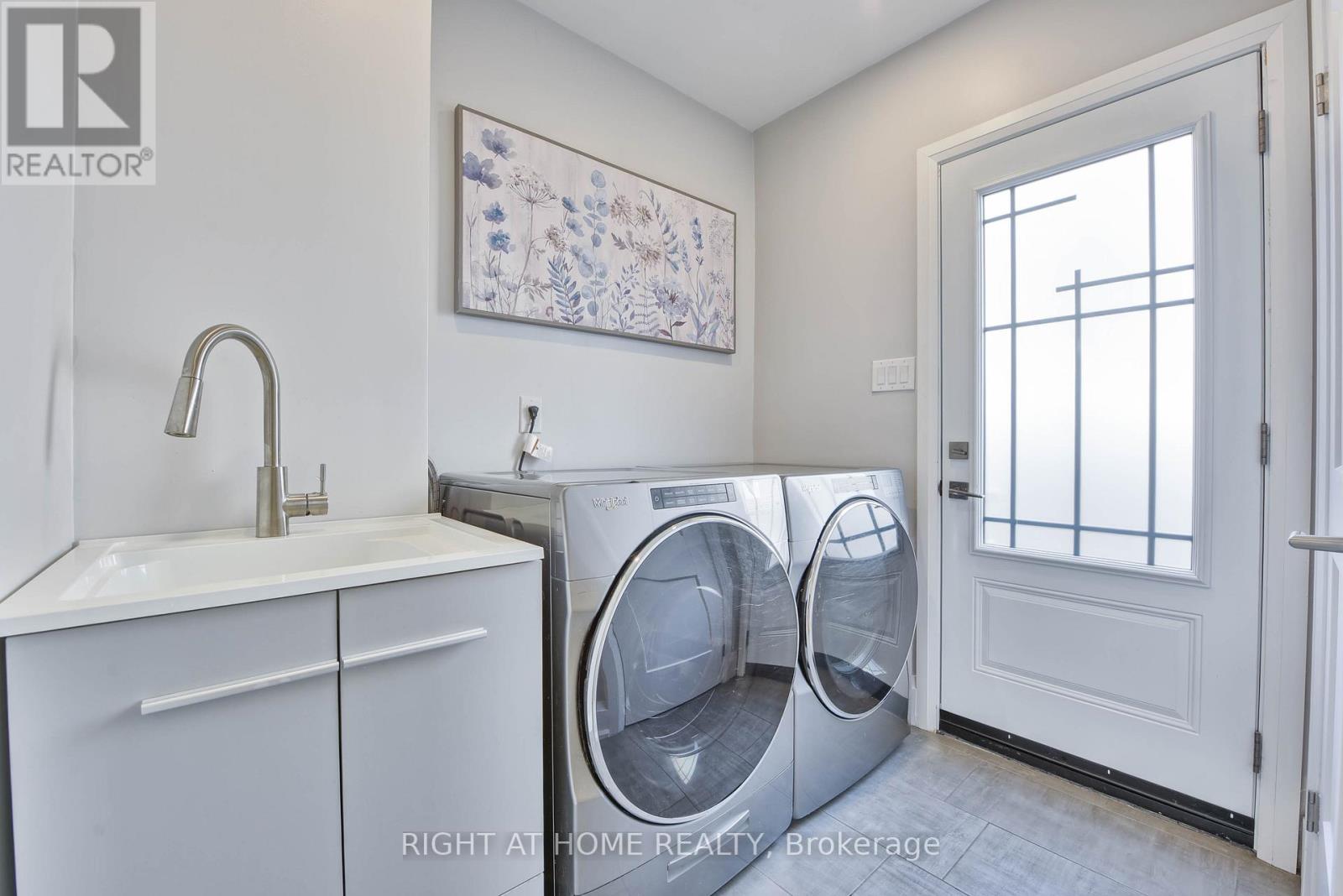 1517 Queensbury Crescent, Oakville, Ontario  L6H 4G6 - Photo 20 - W12396802