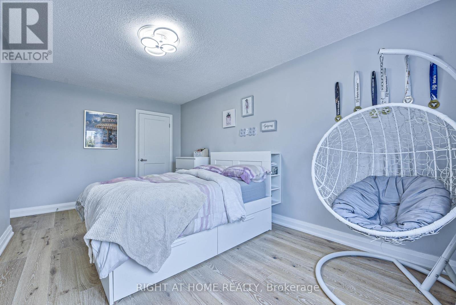 1517 Queensbury Crescent, Oakville, Ontario  L6H 4G6 - Photo 28 - W12396802