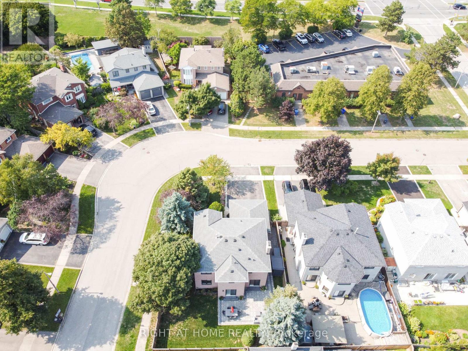 1517 Queensbury Crescent, Oakville, Ontario  L6H 4G6 - Photo 47 - W12396802