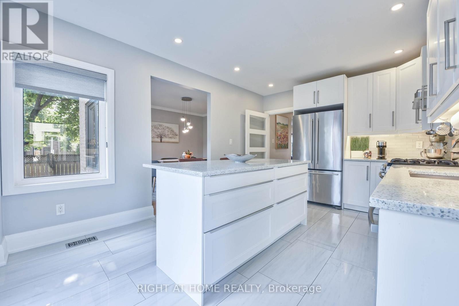 1517 Queensbury Crescent, Oakville, Ontario  L6H 4G6 - Photo 8 - W12396802
