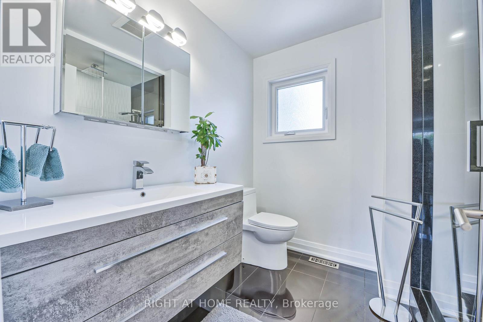 1517 Queensbury Crescent, Oakville, Ontario  L6H 4G6 - Photo 25 - W12396802