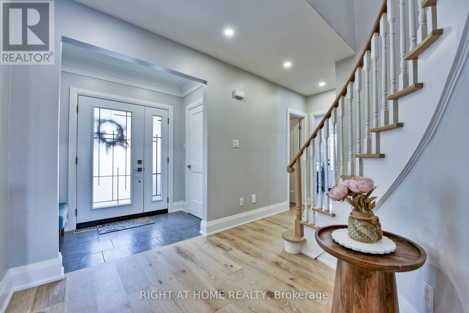1517 Queensbury Crescent, Oakville, Ontario  L6H 4G6 - Photo 5 - W12396802