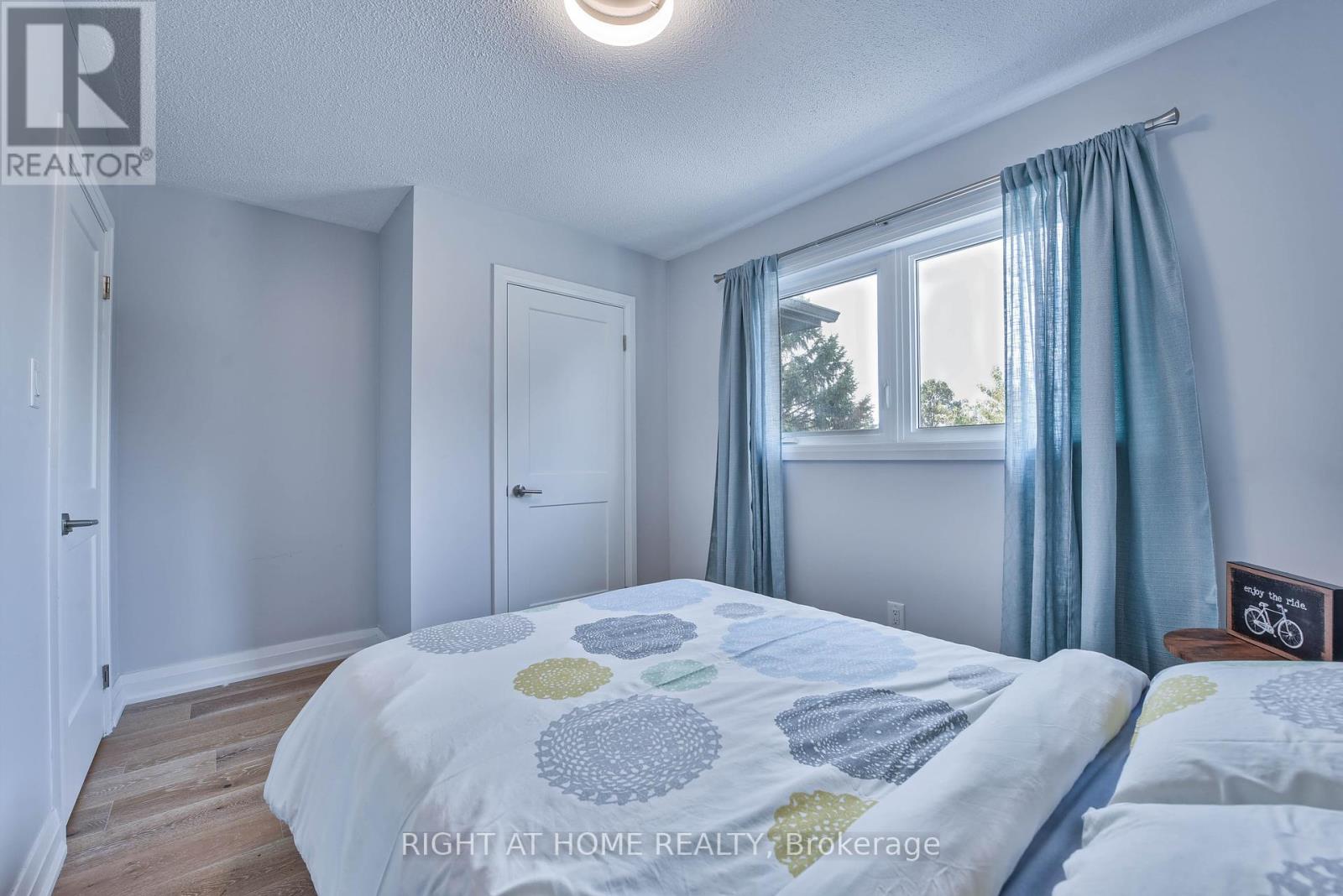 1517 Queensbury Crescent, Oakville, Ontario  L6H 4G6 - Photo 32 - W12396802