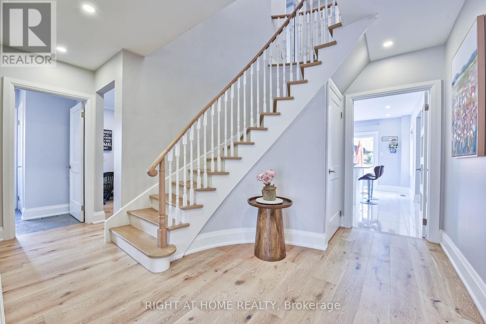 1517 Queensbury Crescent, Oakville, Ontario  L6H 4G6 - Photo 6 - W12396802