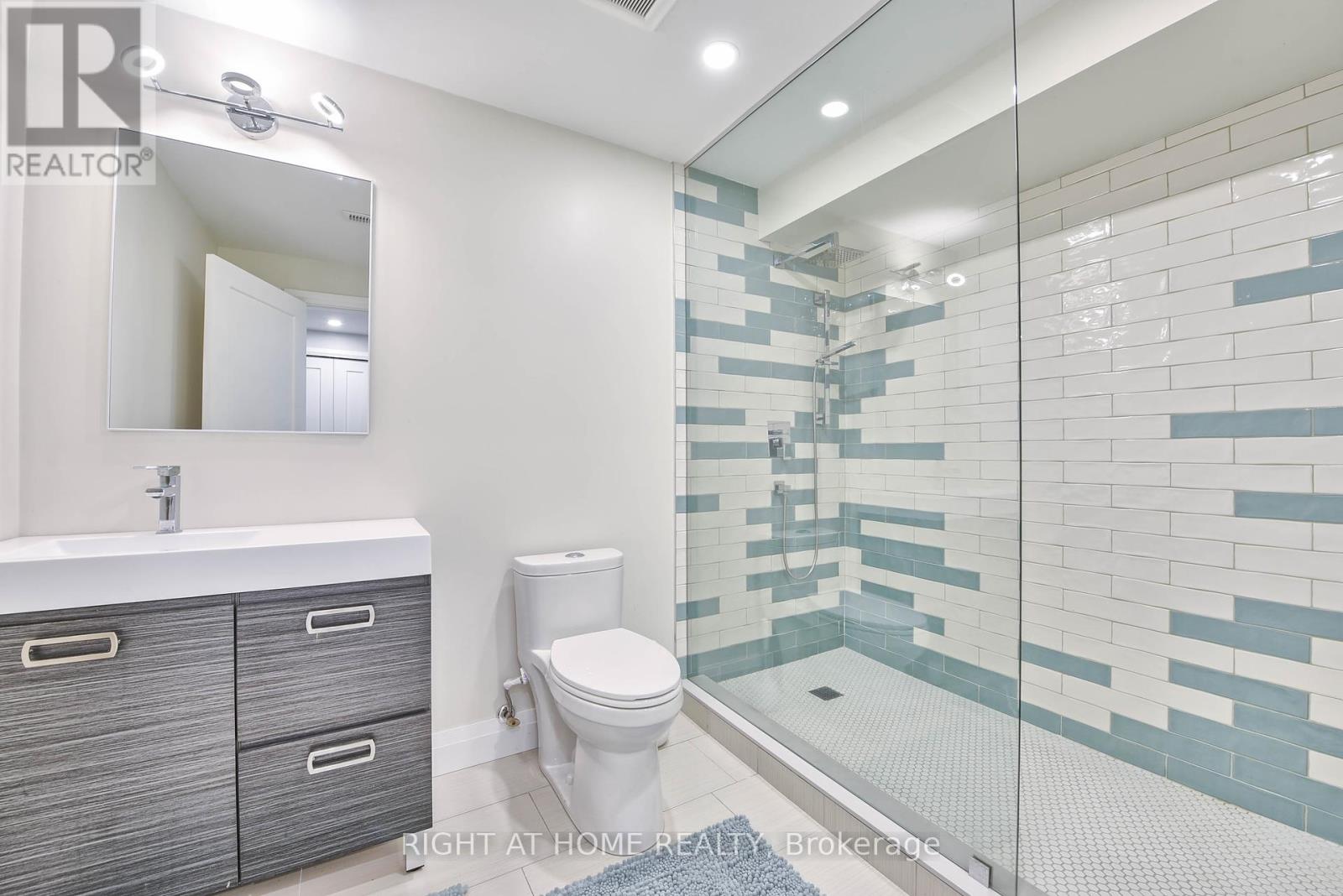 1517 Queensbury Crescent, Oakville, Ontario  L6H 4G6 - Photo 38 - W12396802