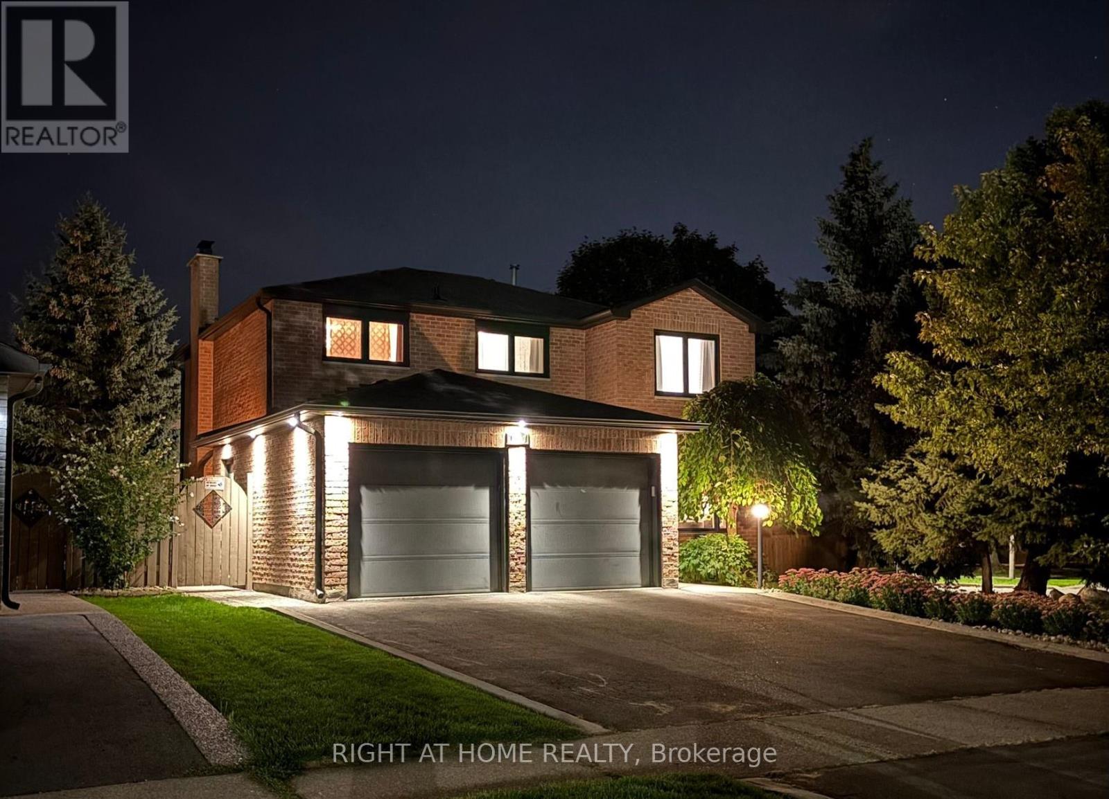 1517 Queensbury Crescent, Oakville, Ontario  L6H 4G6 - Photo 3 - W12396802