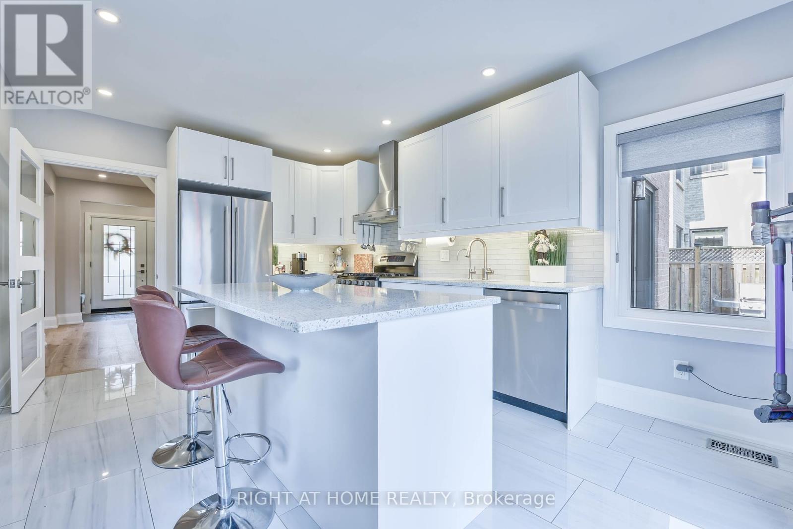 1517 Queensbury Crescent, Oakville, Ontario  L6H 4G6 - Photo 7 - W12396802
