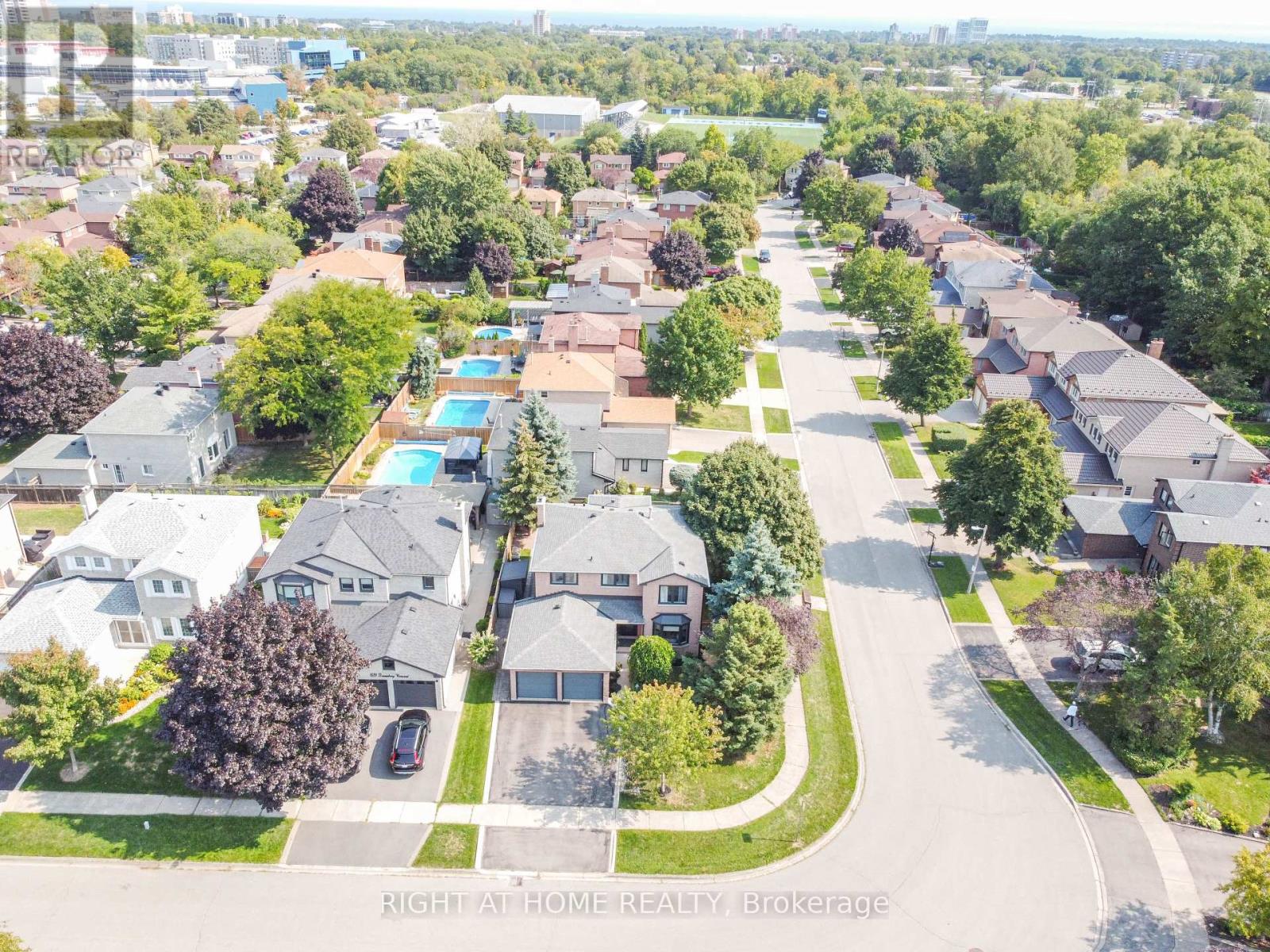 1517 Queensbury Crescent, Oakville, Ontario  L6H 4G6 - Photo 2 - W12396802