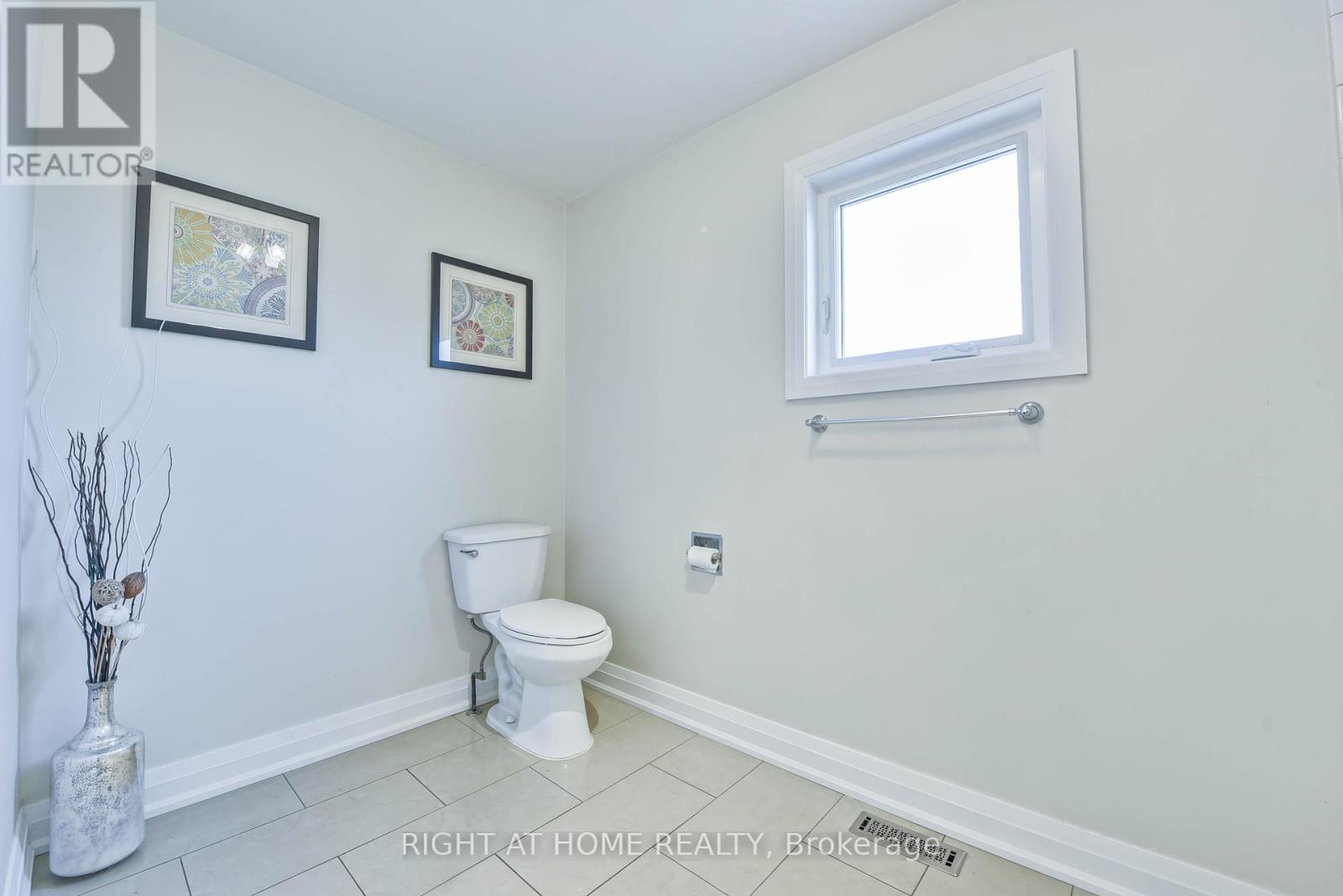 1517 Queensbury Crescent, Oakville, Ontario  L6H 4G6 - Photo 34 - W12396802