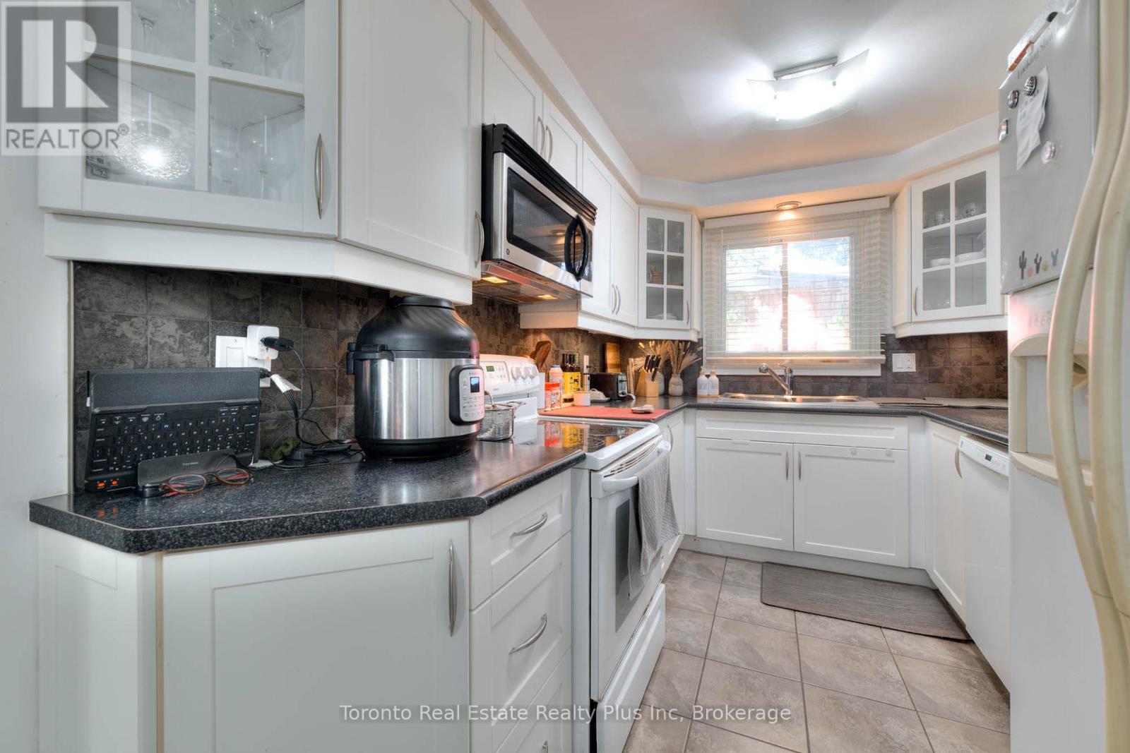 62 Greendale Crescent, Kitchener, Ontario  N2A 2R6 - Photo 17 - X12418052