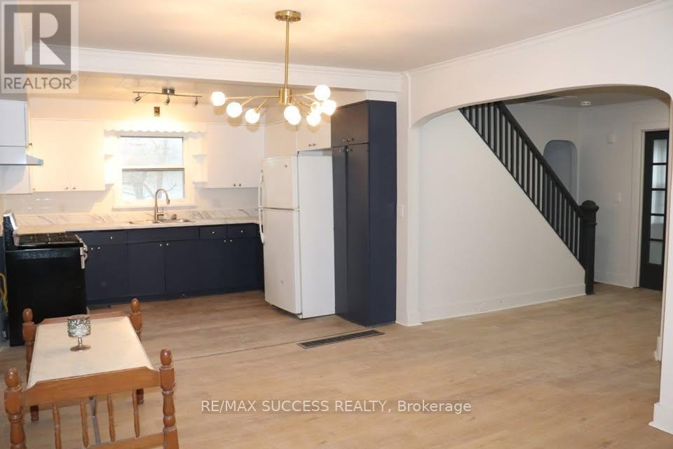 192 Lincoln Road W, Fort Erie, Ontario  L0S 1B0 - Photo 2 - X12418056