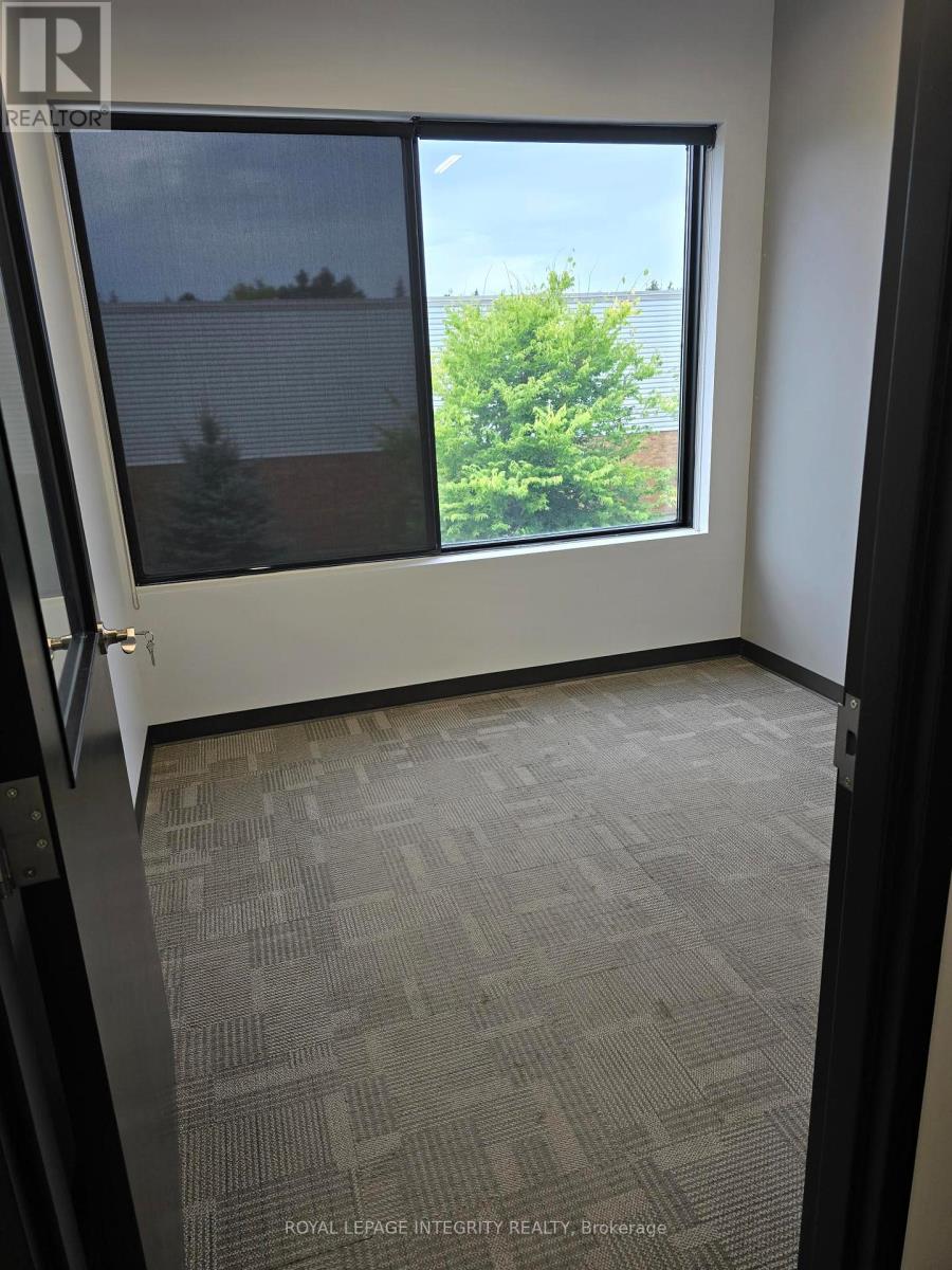 210 - 2310 St Laurent Boulevard N, Ottawa, Ontario  K2A 1H1 - Photo 3 - X12418086