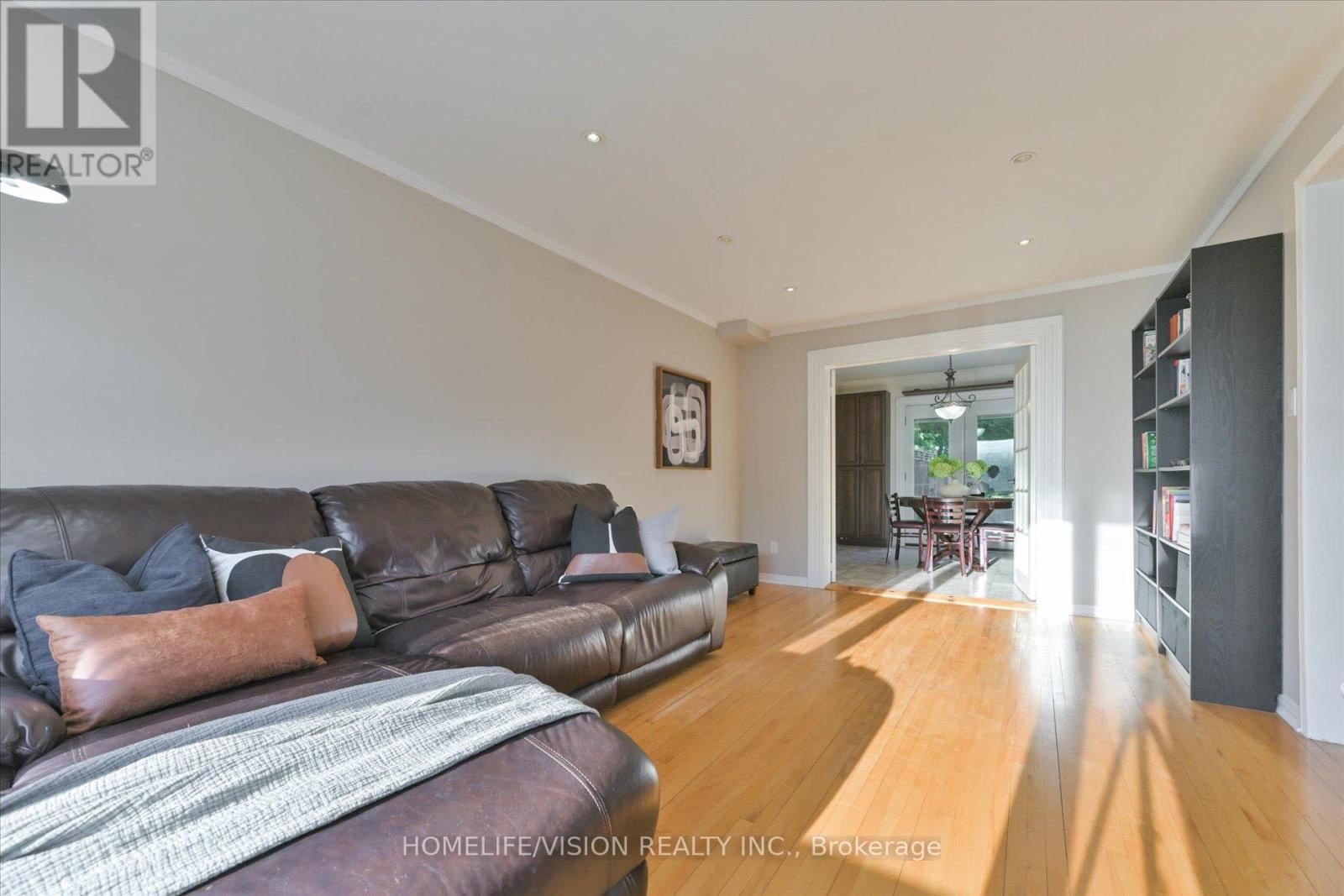 255 Cedar Avenue, Richmond Hill, Ontario  L4C 2B3 - Photo 3 - N12418076