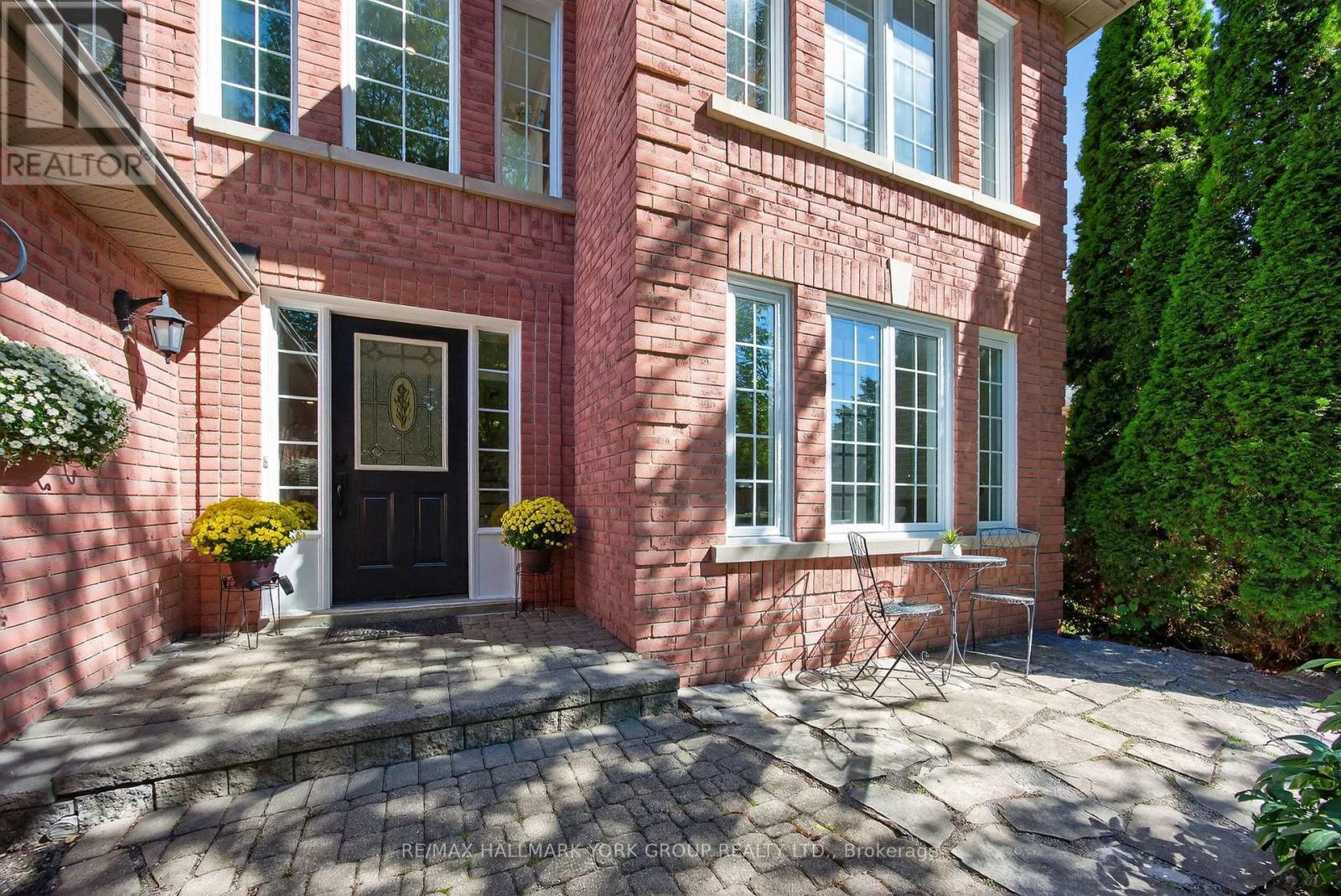 654 Lyman Boulevard, Newmarket, Ontario  L3X 1V9 - Photo 2 - N12418081