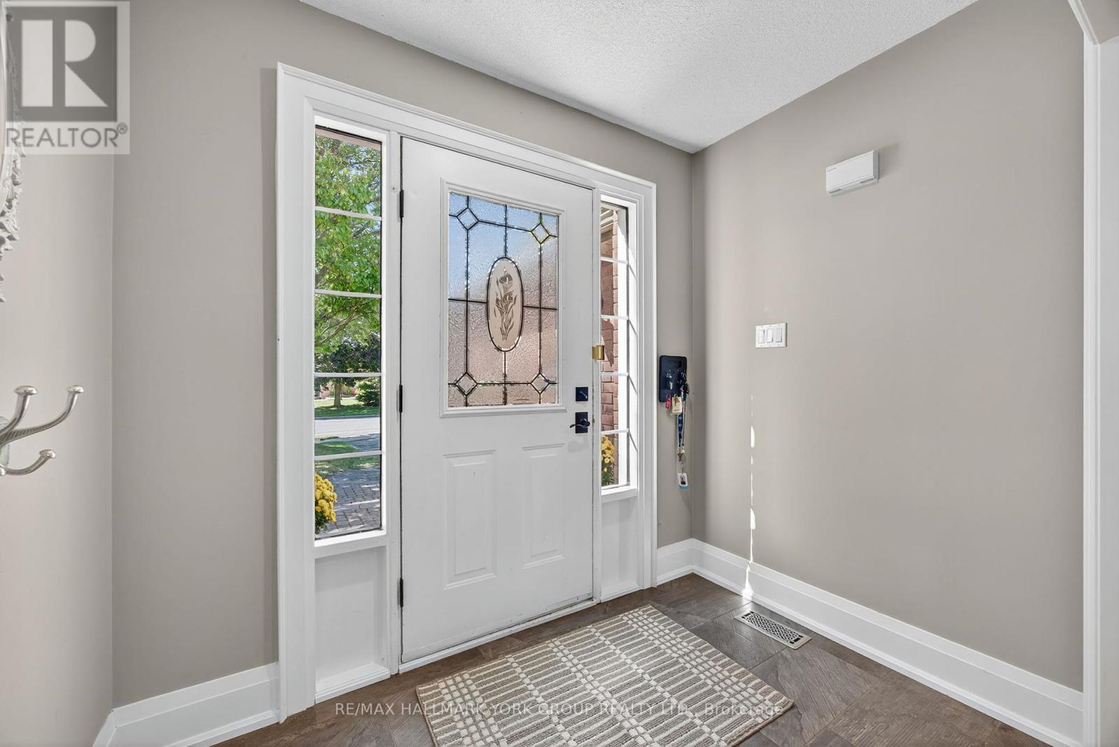 654 Lyman Boulevard, Newmarket, Ontario  L3X 1V9 - Photo 3 - N12418081