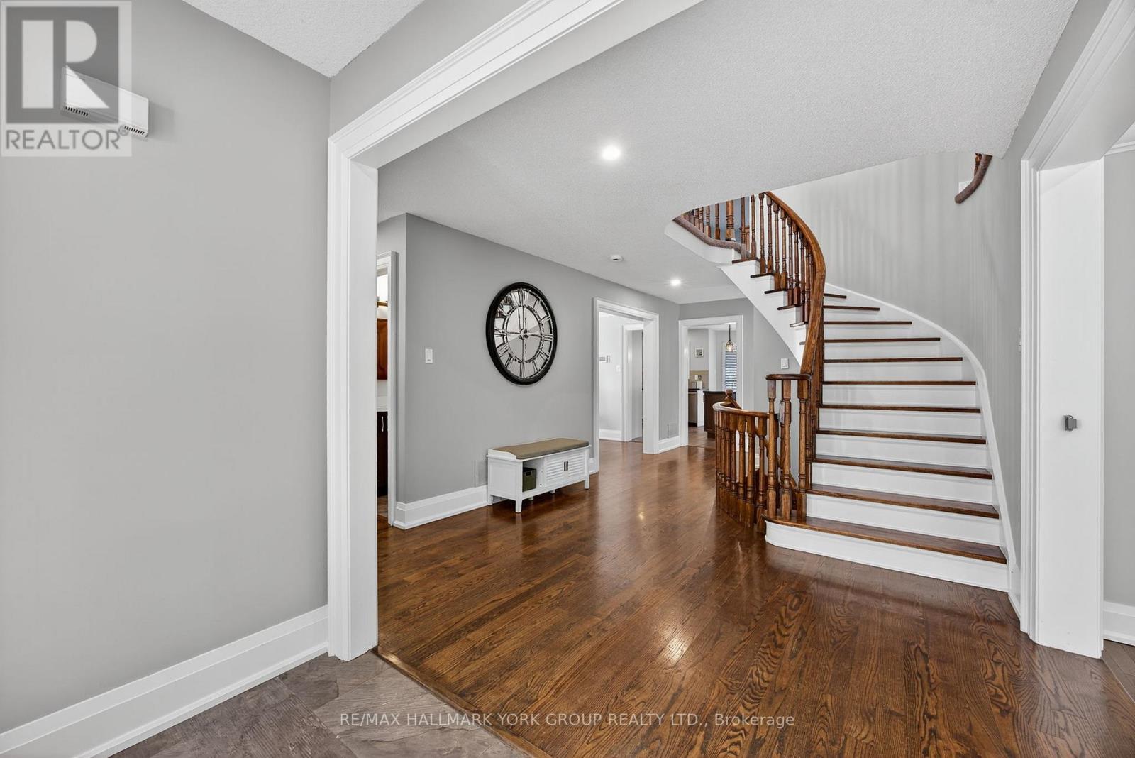 654 Lyman Boulevard, Newmarket, Ontario  L3X 1V9 - Photo 4 - N12418081