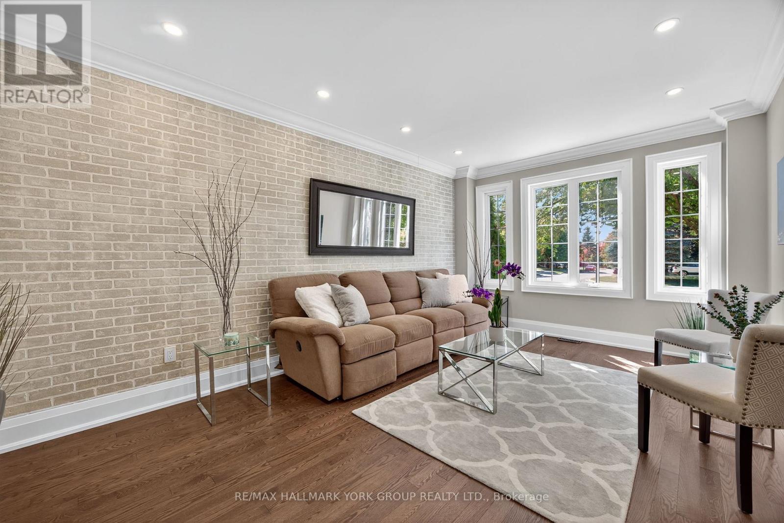 654 Lyman Boulevard, Newmarket, Ontario  L3X 1V9 - Photo 5 - N12418081