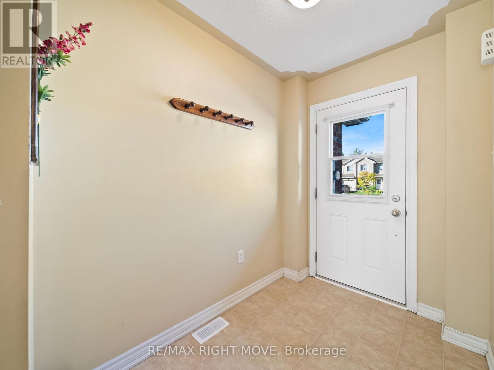 20 Michelle Drive, Orillia, Ontario L3V 0B4 - Photo 2 - S12418107