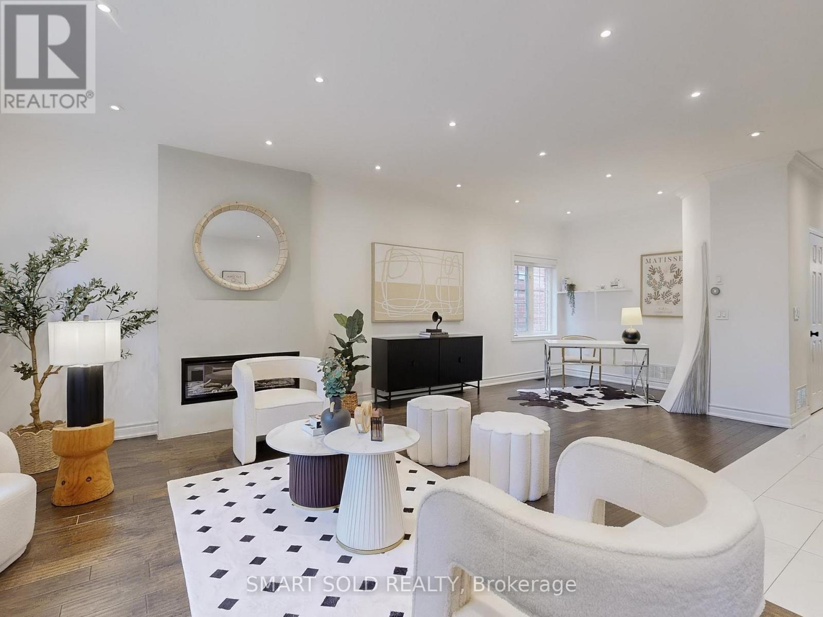 30 Crispin Court, Markham (Buttonville), Ontario  L3R 4G6 - Photo 3 - N12417912