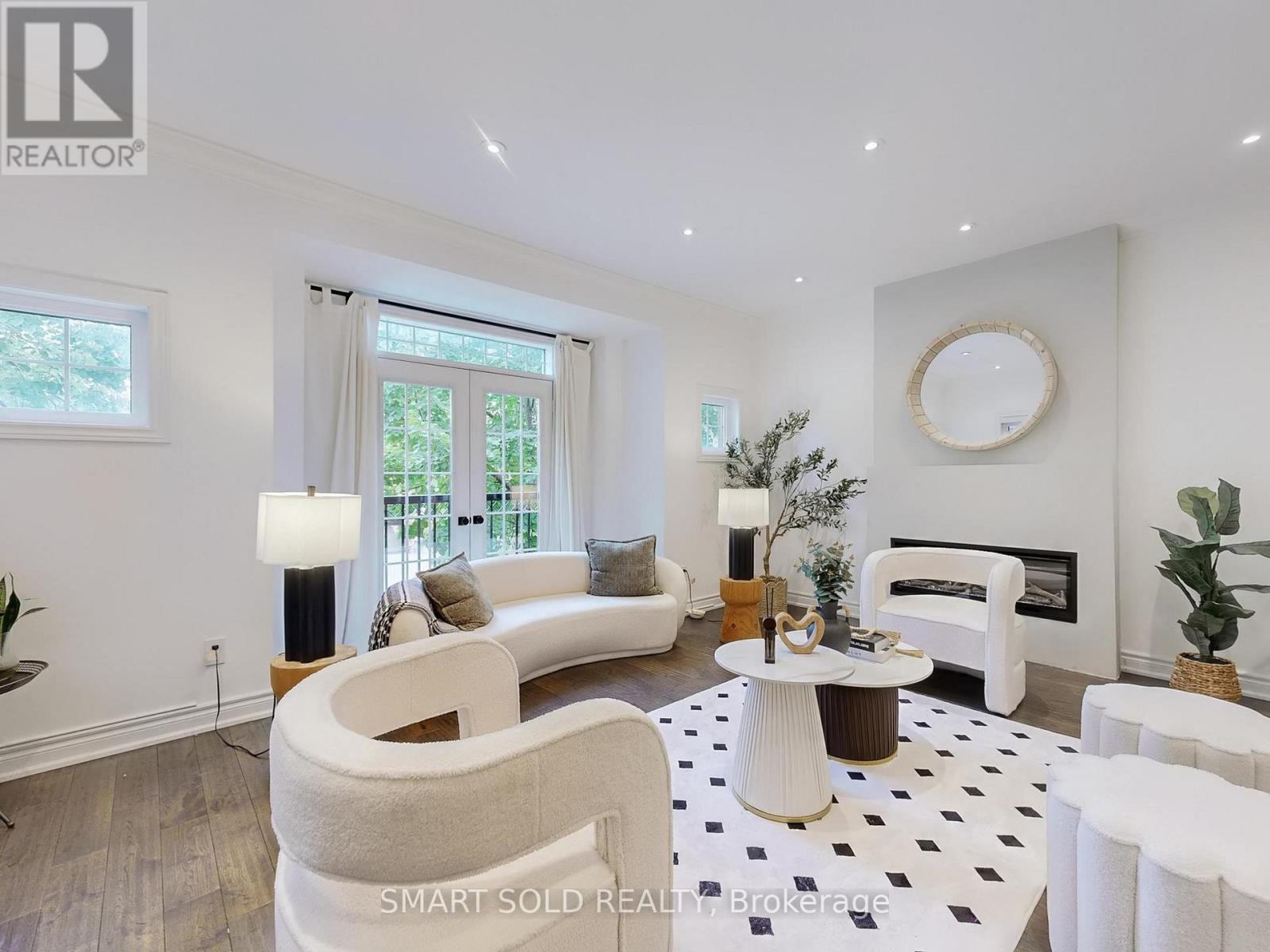 30 Crispin Court, Markham (Buttonville), Ontario  L3R 4G6 - Photo 2 - N12417912