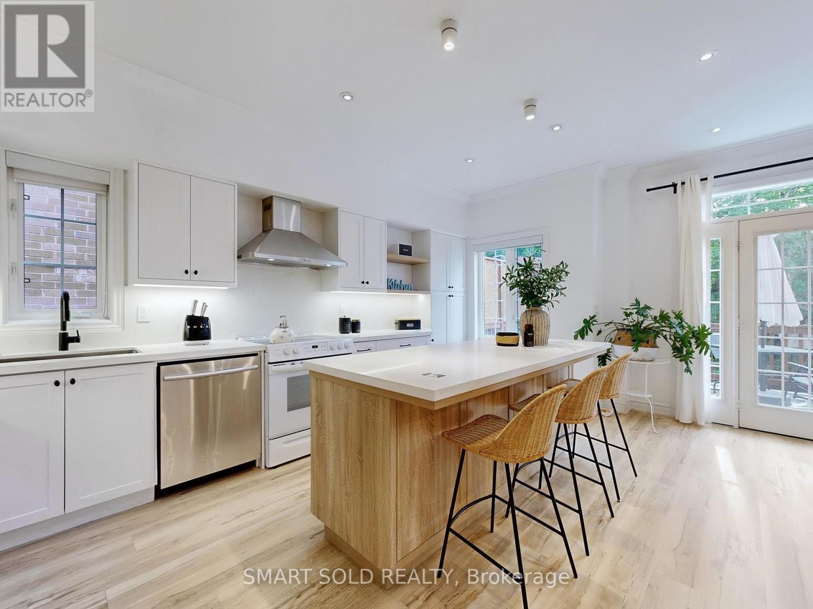 30 Crispin Court, Markham (Buttonville), Ontario  L3R 4G6 - Photo 5 - N12417912