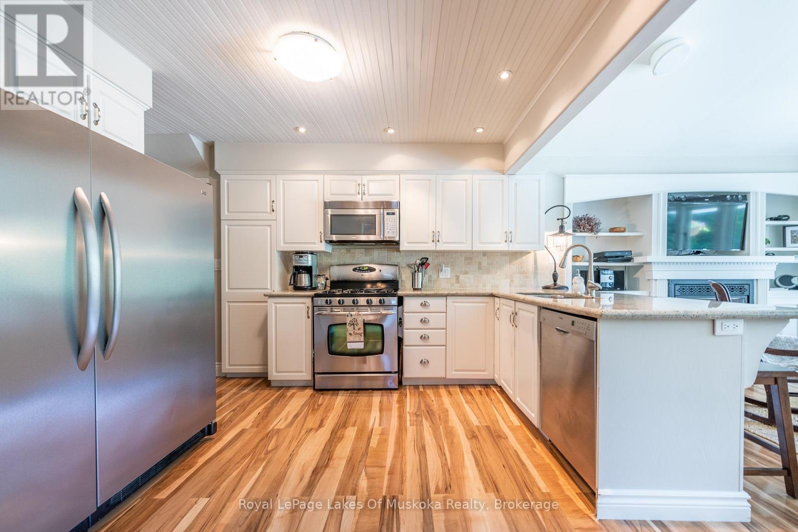 9 Mountview Avenue, Huntsville, Ontario  P1H 1G8 - Photo 11 - X12418149