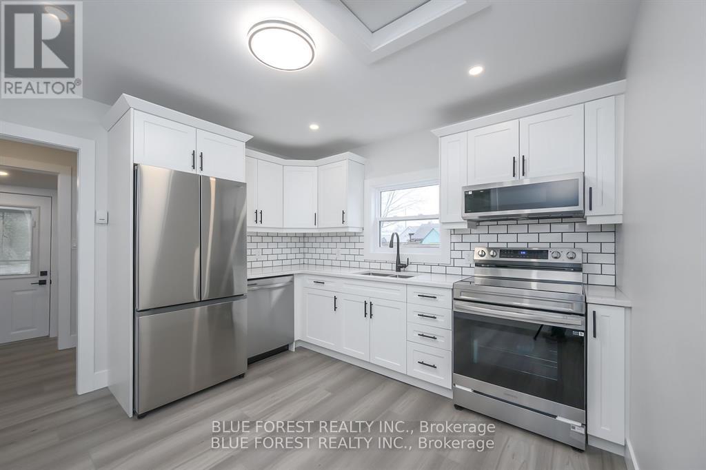 186 Victoria Street, Southwest Middlesex, Ontario  N0L 1M0 - Photo 5 - X12418166