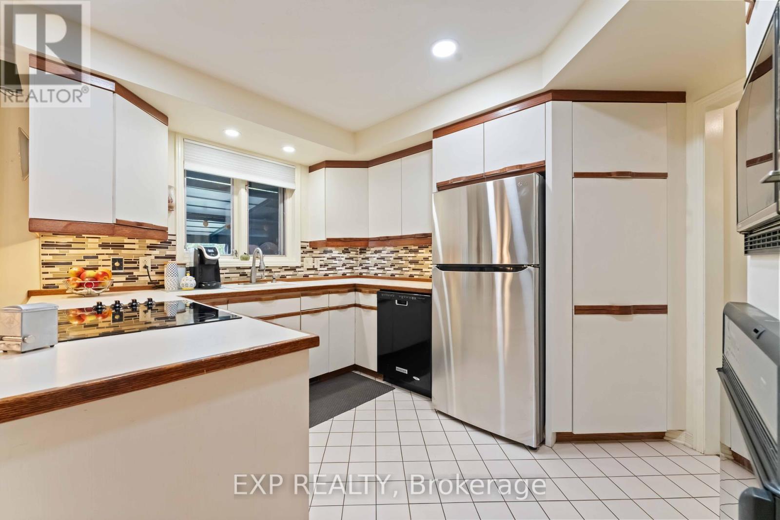 16 Evelyn Street, Ottawa, Ontario  K2S 1M9 - Photo 10 - X12418113