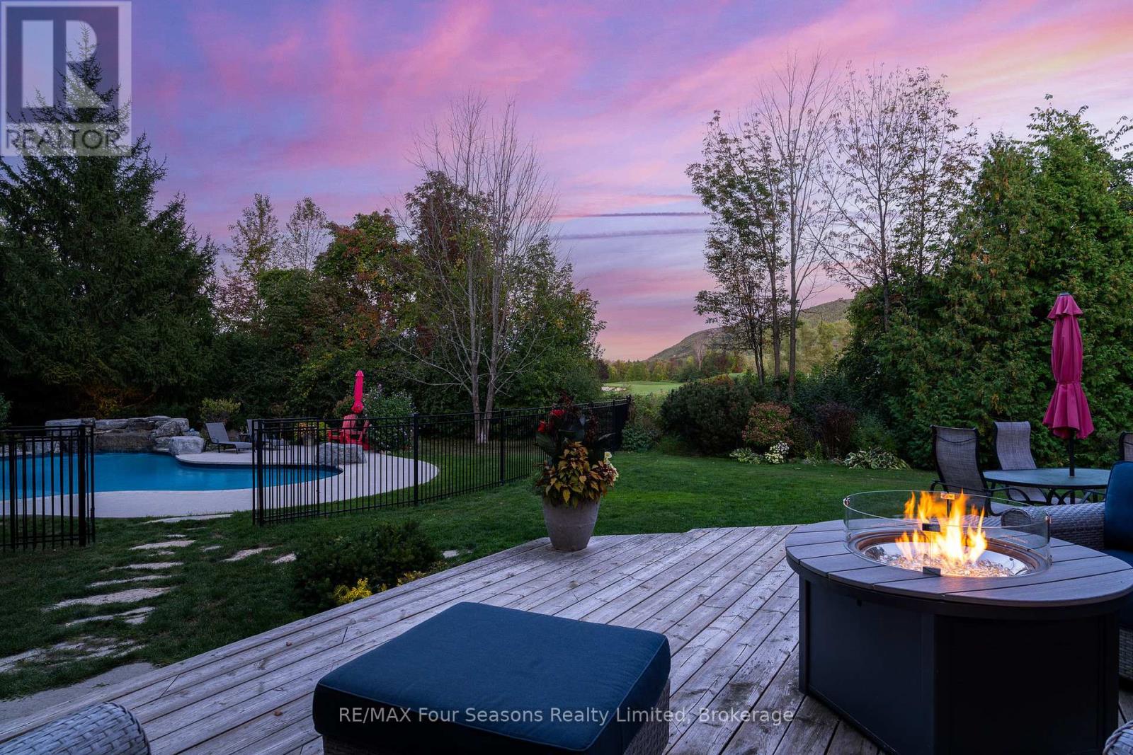 159 Indian Circle, Blue Mountains, Ontario  N0H 1J0 - Photo 3 - X12418221