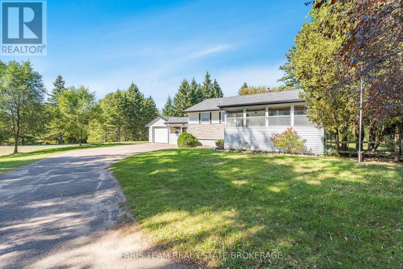 2570 Sunnidale Road, Springwater, Ontario  L0M 1T2 - Photo 3 - S12418156