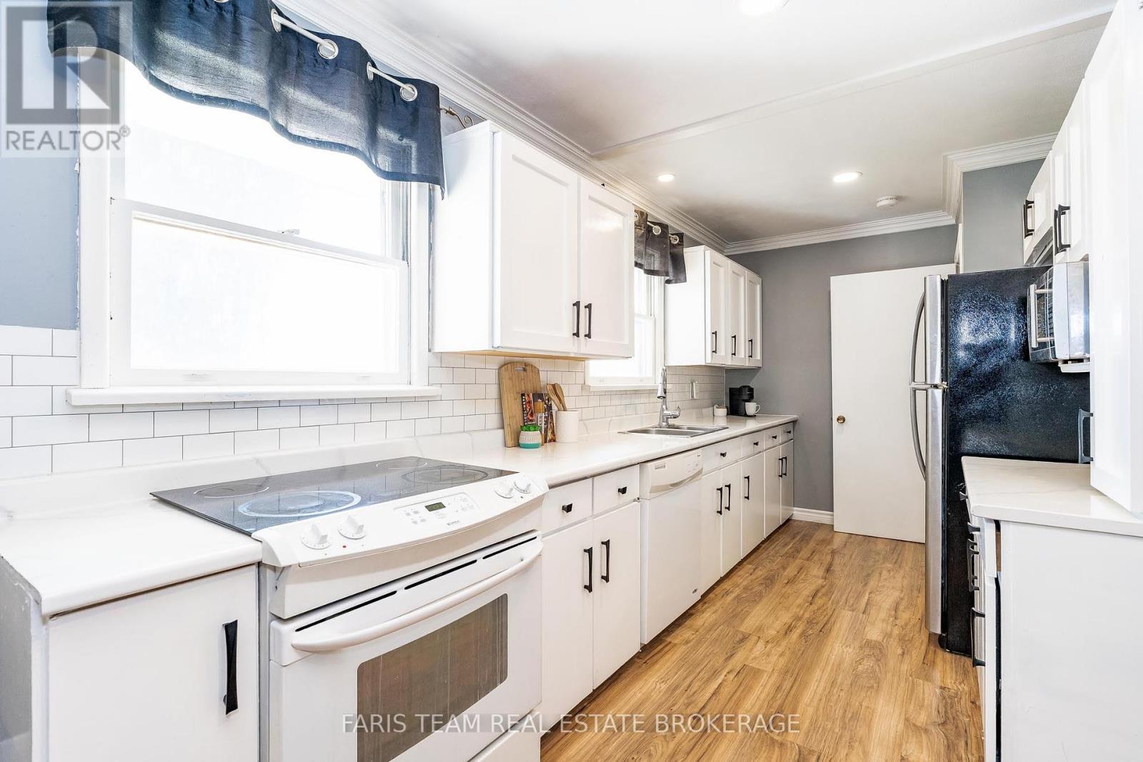 2570 Sunnidale Road, Springwater, Ontario  L0M 1T2 - Photo 4 - S12418156