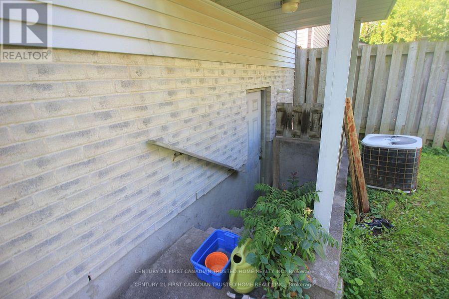 893 Lawson Road, London North, Ontario  N6G 4X4 - Photo 36 - X12418287