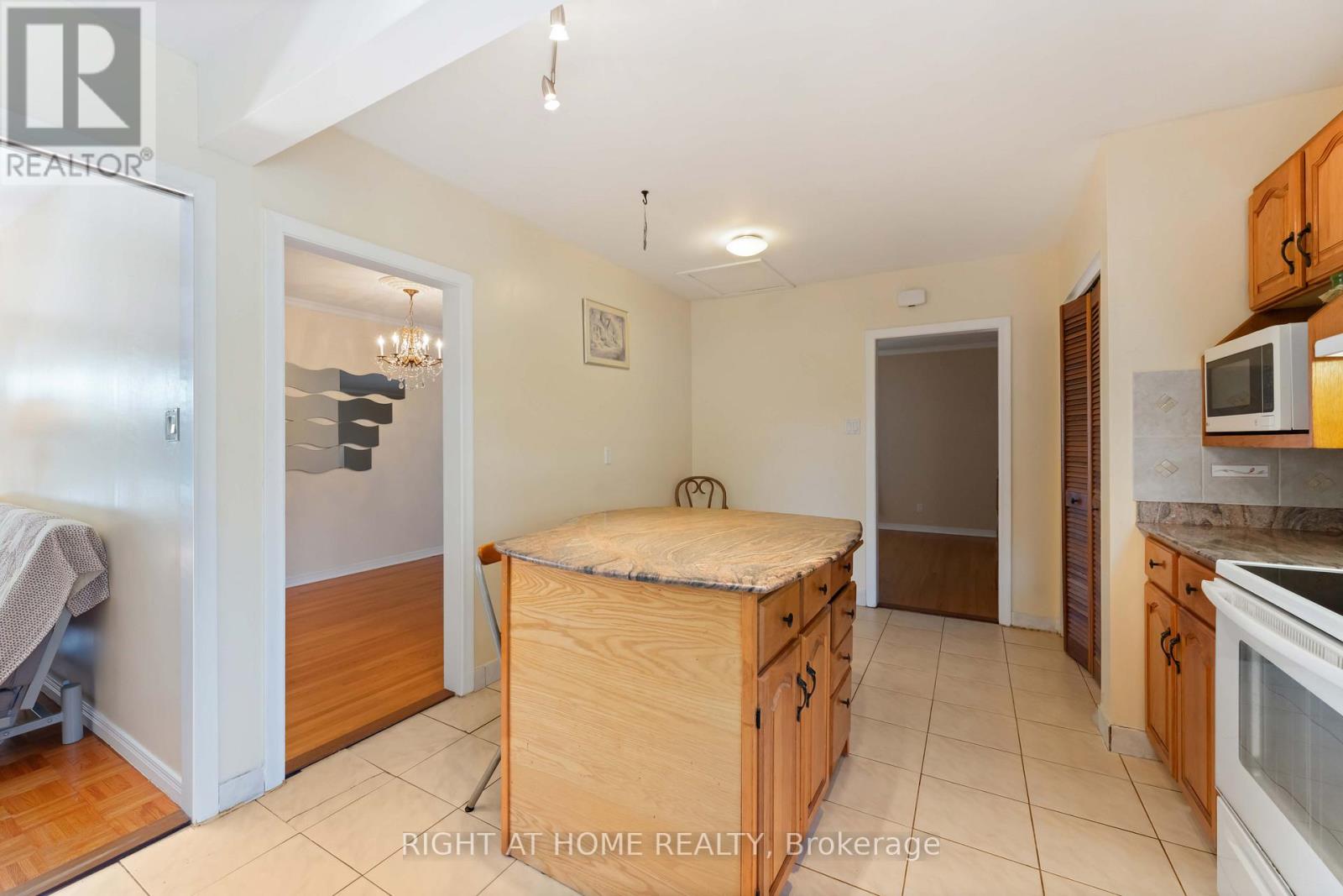 2221 Circle Place, Ottawa, Ontario  K1G 3E2 - Photo 11 - X12418193
