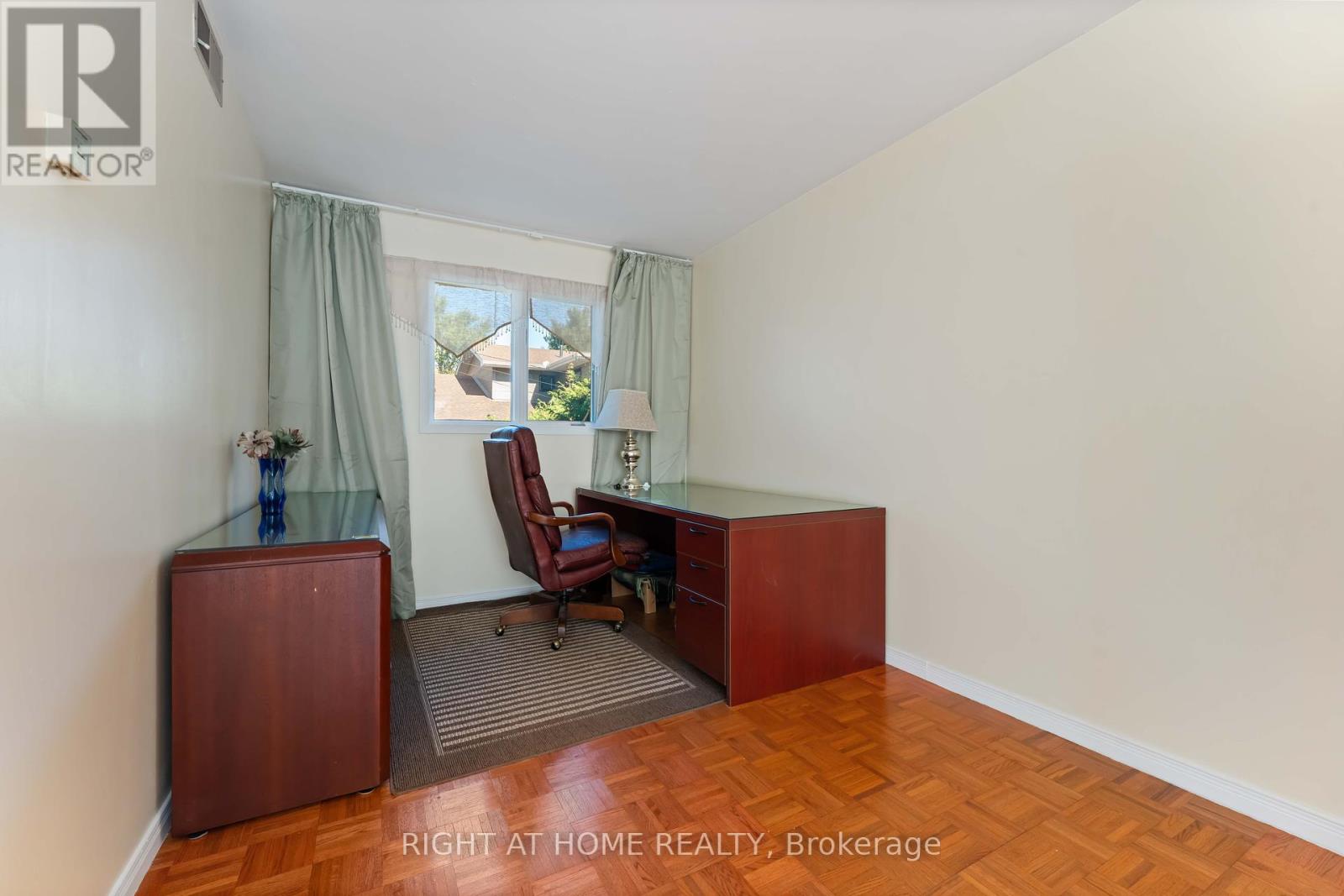 2221 Circle Place, Ottawa, Ontario  K1G 3E2 - Photo 17 - X12418193