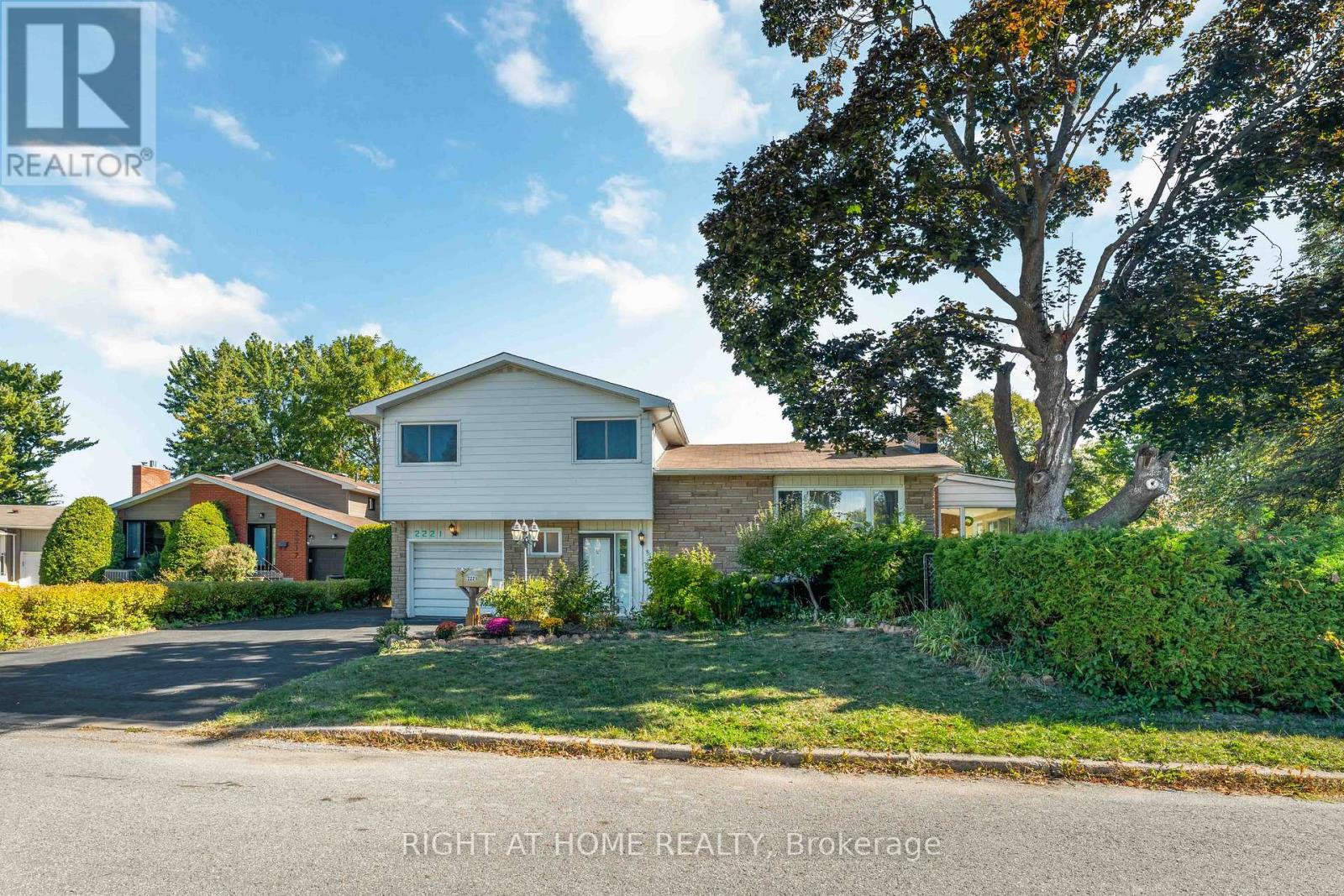 2221 Circle Place, Ottawa, Ontario  K1G 3E2 - Photo 2 - X12418193