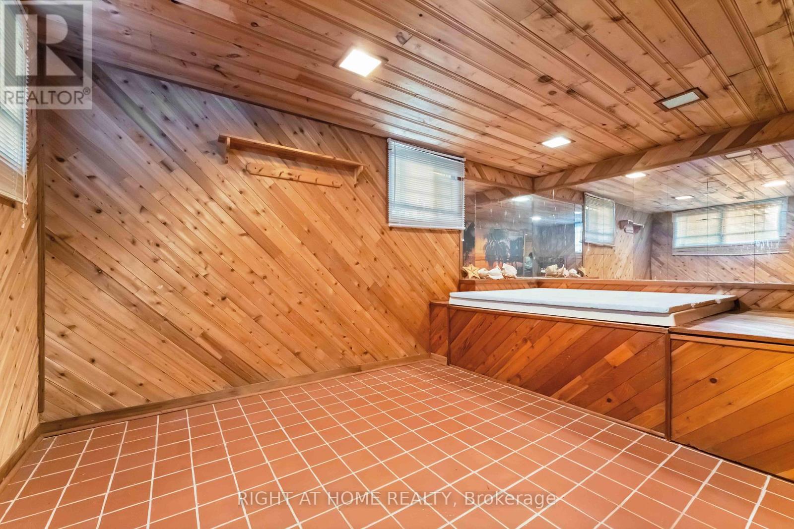 2221 Circle Place, Ottawa, Ontario  K1G 3E2 - Photo 36 - X12418193