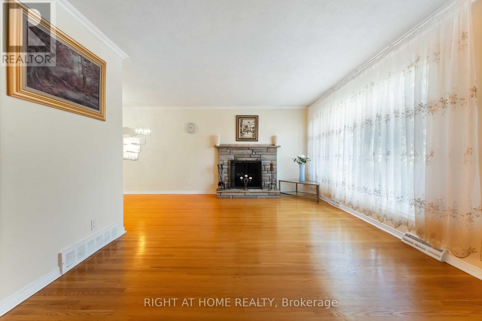 2221 Circle Place, Ottawa, Ontario  K1G 3E2 - Photo 5 - X12418193