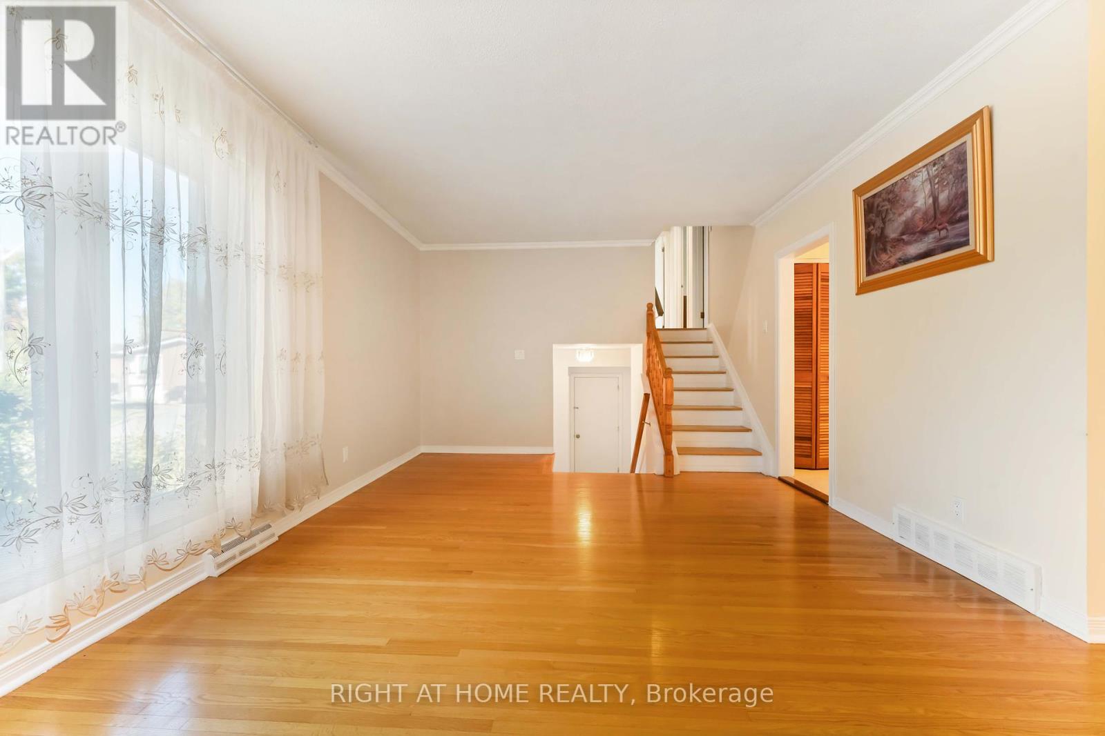 2221 Circle Place, Ottawa, Ontario  K1G 3E2 - Photo 7 - X12418193