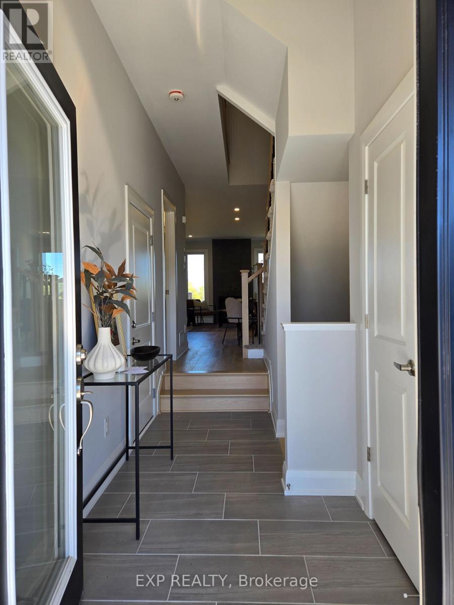 173 Craig Duncan Terrace, Ottawa, Ontario  K2S 3C4 - Photo 2 - X12418224