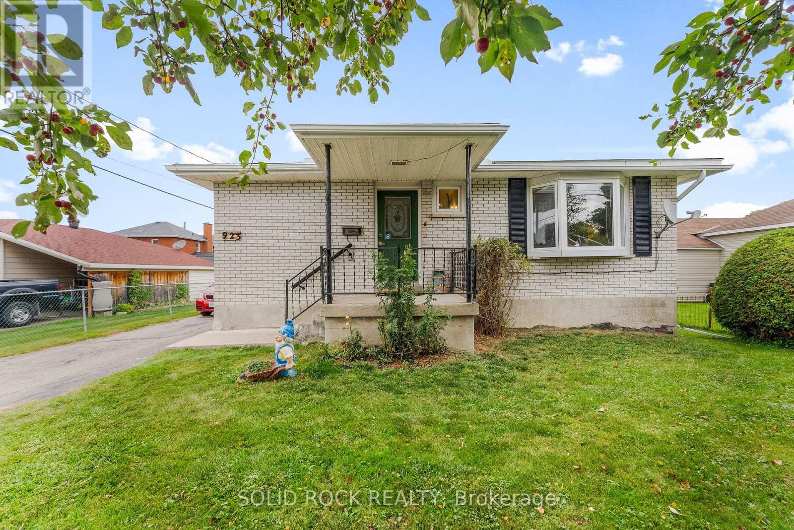 923 Raglan Street S, Renfrew, Ontario  K7V 1S6 - Photo 2 - X12418265
